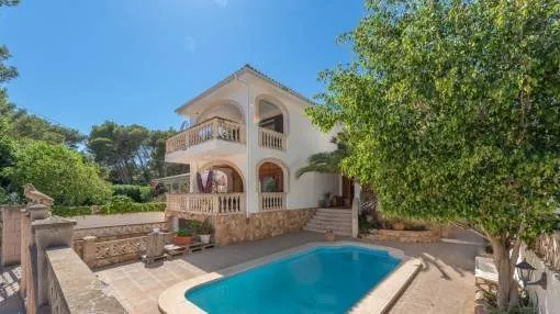 Beautiful villa with 2 separate apartments, pool and garage in a quiet location in Cala Ratjada