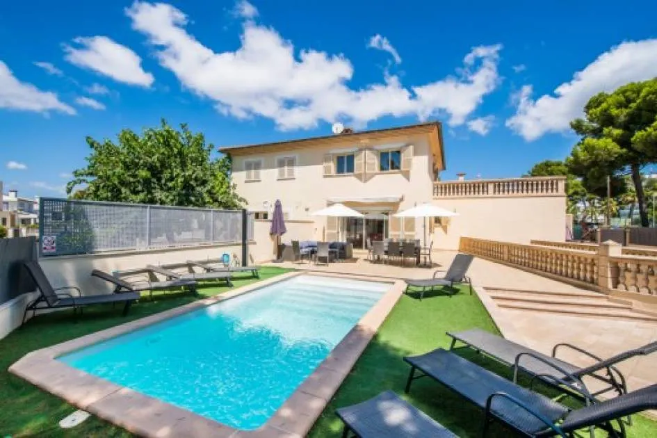 Bright, spacious chalet with swimming pool and holiday rental license only 100 meters from the beach at Playa de Muro Bright, spacious chalet with swimming pool and holiday rental license only 100 meters from the beach at Playa de Muro