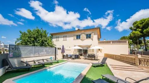 Bright, spacious chalet with swimming pool and holiday rental license only 100 meters from the beach at Playa de Muro Bright, spacious chalet with swimming pool and holiday rental license only 100 meters from the beach at Playa de Muro