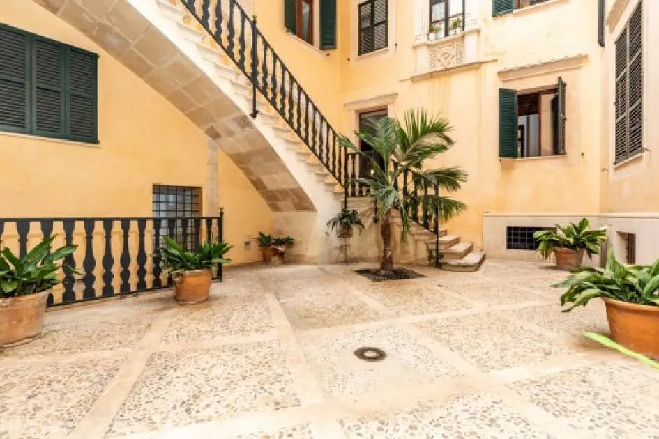 Exclusive - recently refurbished apartment in Palma's old town in a mansion built in 1810