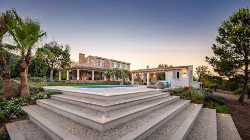 Elegant natural-stone finca not far from the Cala Romantica and the Rafael-Nadal-Academy Elegant natural-stone finca not far from the Cala Romantica and the Rafael-Nadal-Academy