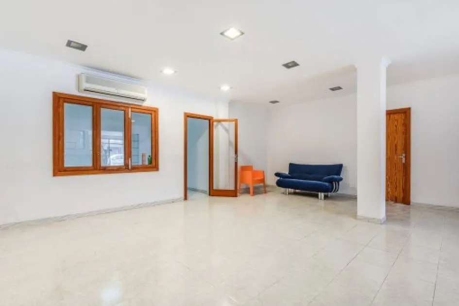 Compact commercial premies in a popular street in S'Arenal
