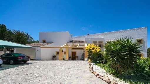 Large light-flooded villa with own wine cellar and pool in S`Aranjassa