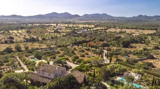 Natural-stone finca on a 20.000 sqm plot with panoramic views as far as the sea in Porto Colom