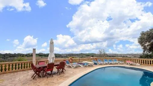 Mallorcan finca with diverse residential and commercial possibilities for use in Lloret de Vistalegre Mallorcan finca with diverse residential and commercial possibilities for use in Lloret de Vistalegre