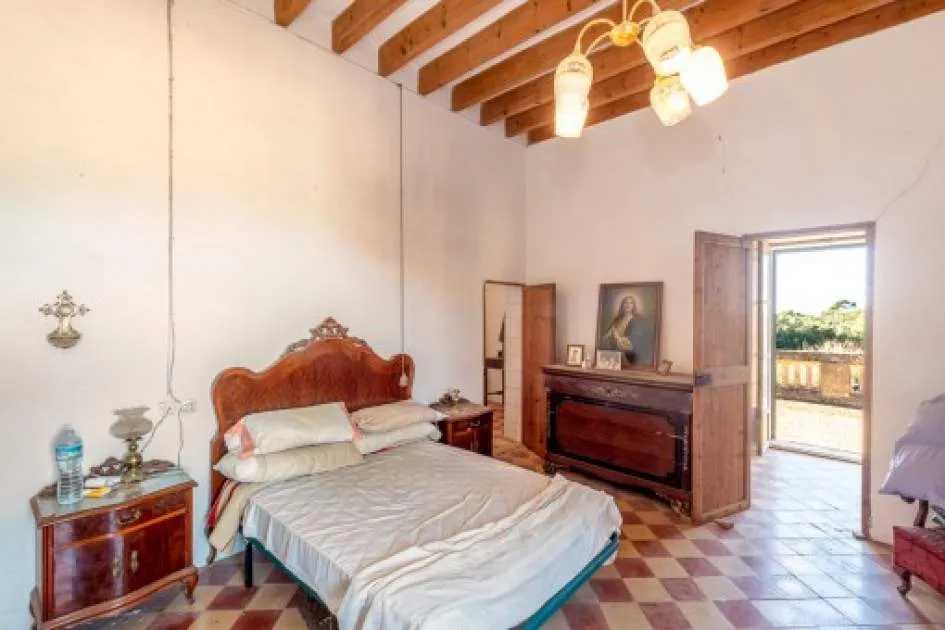 Quietly-situated manor house in need of renovation in Algaida