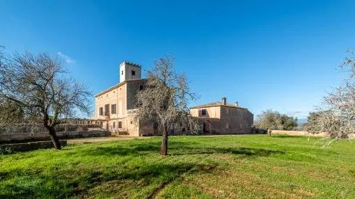 Quietly-situated manor house in need of renovation in Algaida Quietly-situated manor house in need of renovation in Algaida