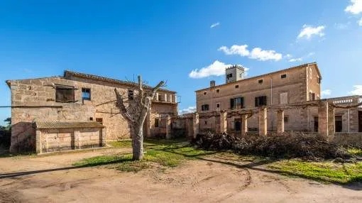 Quietly-situated manor house in need of renovation in Algaida