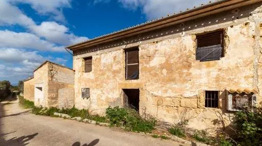 Finca in need of renovation on an elevated plot with sweeping views near Santa Eugenia
