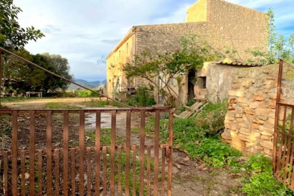 Building plot with older buildings and panoramic views as far as the sea in S'Espinager