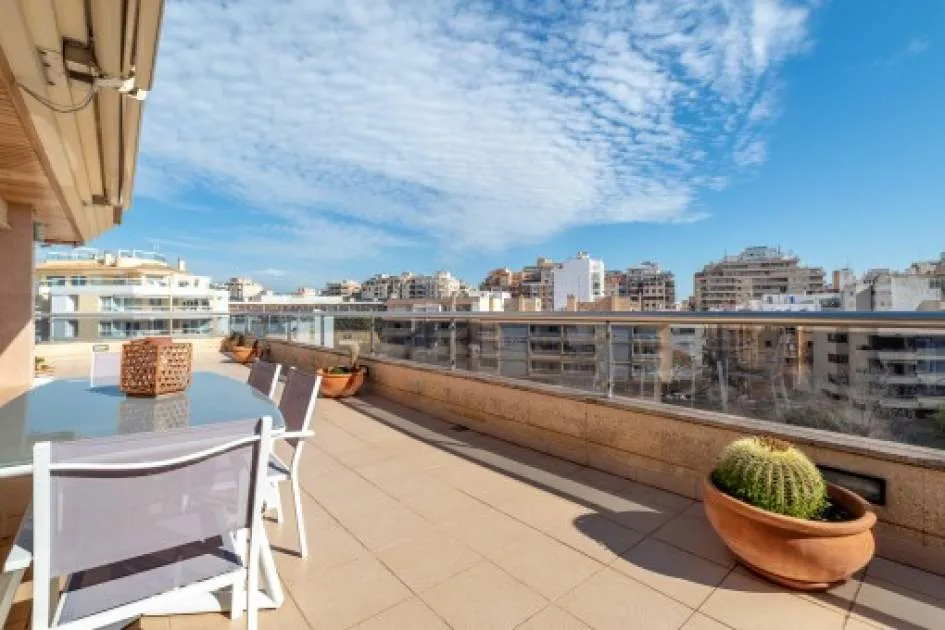 Duplex-penthouse with a large roof terrace, private pool and sea views in Palma