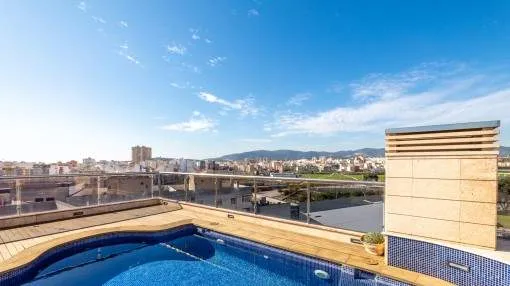 Duplex-penthouse with a large roof terrace, private pool and sea views in Palma