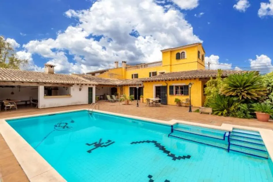 Wonderful finca near Santa Maria with a large pool and its own tennis court-