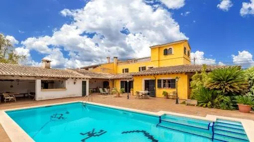 Wonderful finca near Santa Maria with a large pool and its own tennis court-