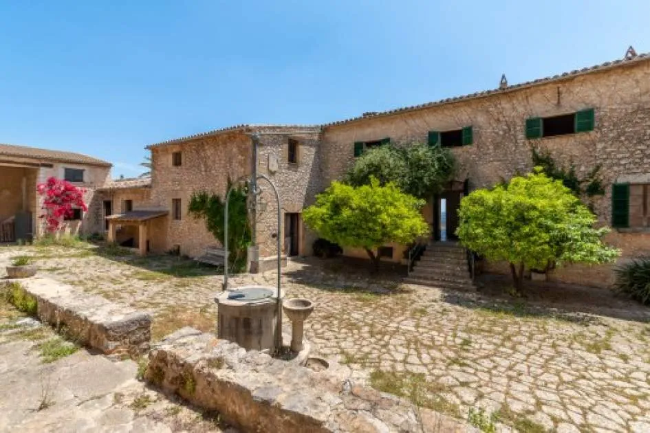 Finca property from the 16th century in Binissalem with spectacular sweeping views, pool and tennis court