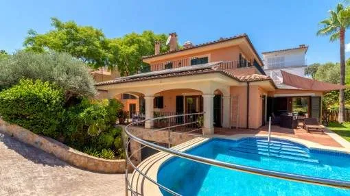 Well maintained chalet with pool, garage in south orientation in a privileged residential area in Palma Well maintained chalet with pool, garage in south orientation in a privileged residential area in Palma
