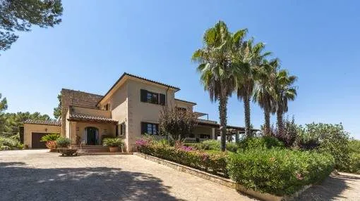 Mediterranean finca with pool and beautiful panoramic views in an idyllic location in Porreres