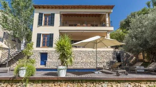 Quietly-located villa in Calvia with breathtaking sweeping views of the sea and the mountains with touristic rental licence