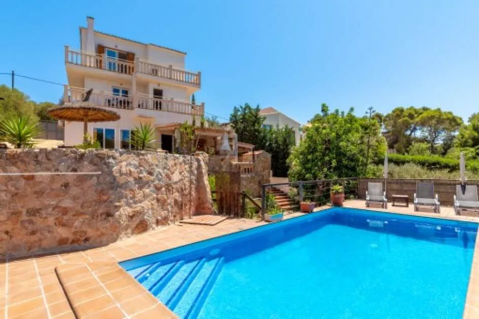 Enchanting villa with holiday rental licence only a few metres from the sea near Cala Figuera