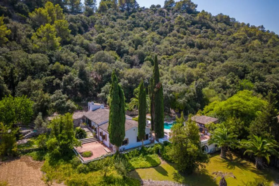 Rustic finca on a hillside in absolute tranquility with a pool, rental license, and proximity to the old town of Pollensa