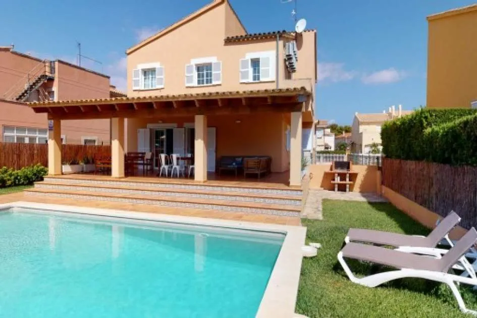 Holiday villa with touristic rental licence within walking distance of the sea and the old-town district of Alcudia