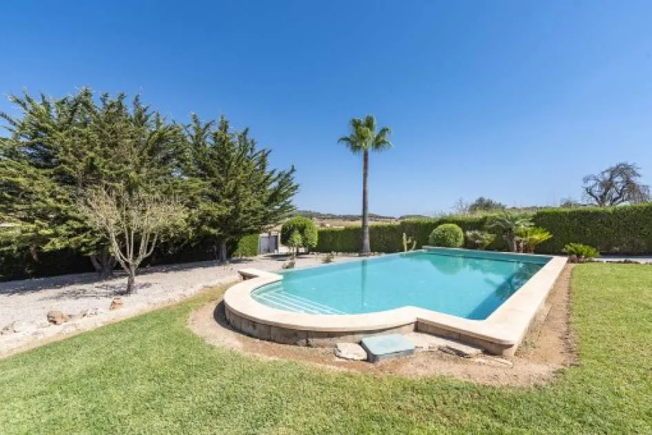 Splendid and bright holiday finca with pool in the outskirts of Sineu