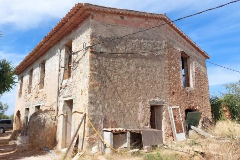 Rustic finca building plot with a stone house requiring restoration in Consell