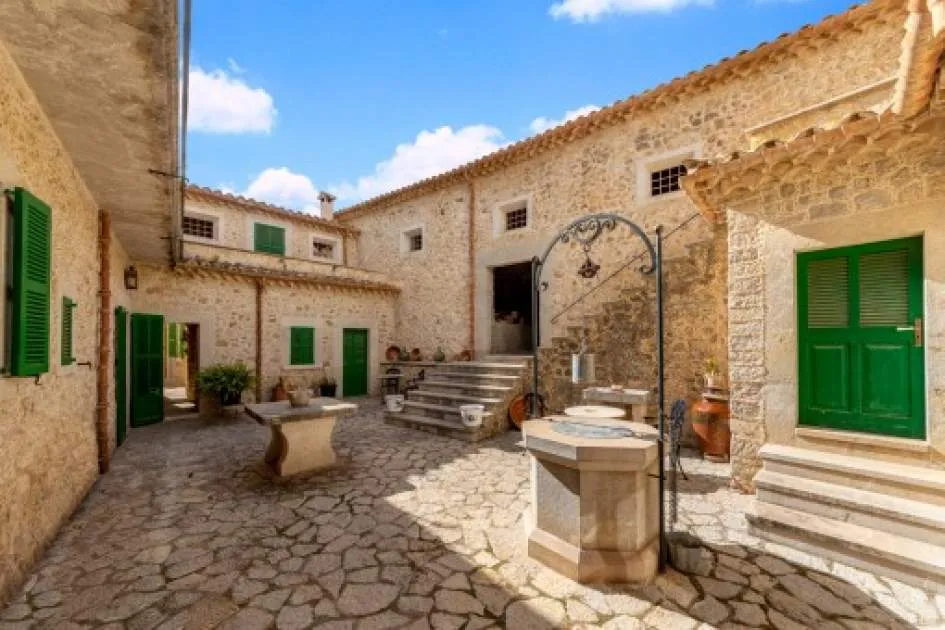Historic town-mansion with potential for various uses in Mancor de la Vall