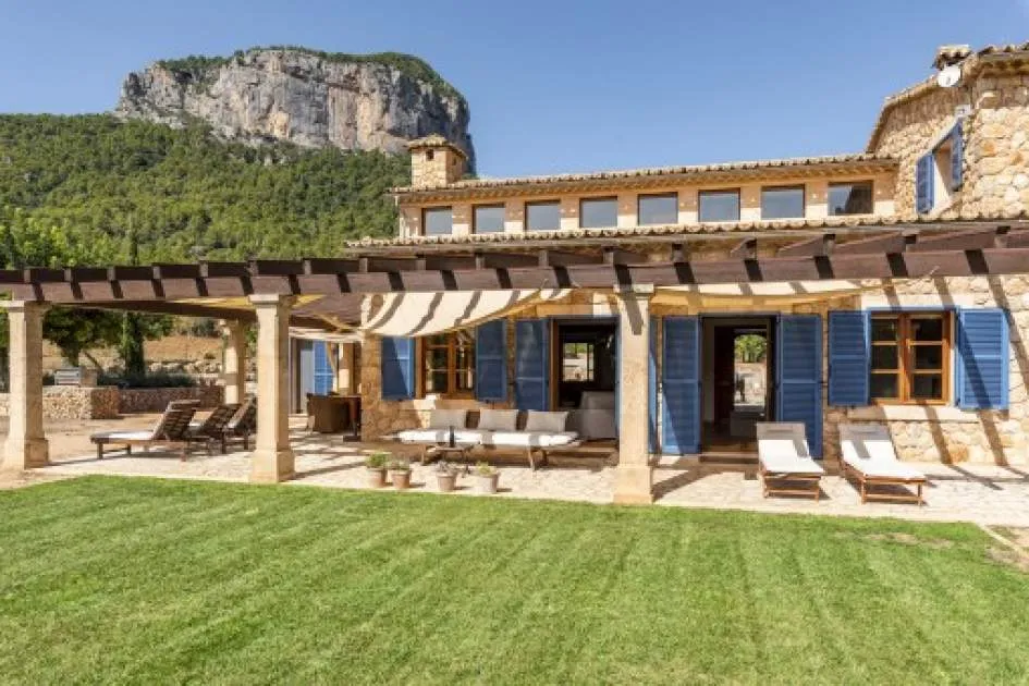 Exceptional finca in a spectacular location at the foot of the Tramuntana mountains in Alaró