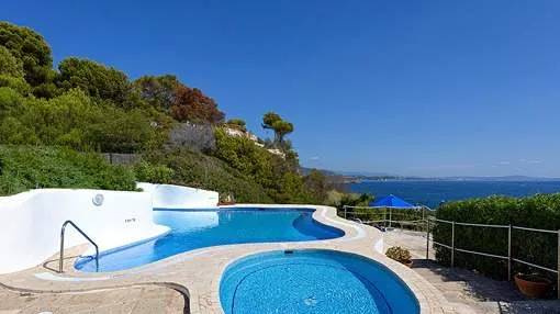 Bright ground floor apartment with spacious sunny terrace, communal pool in first sea line and direct sea access in Cala Vinyas Bright ground floor apartment with spacious sunny terrace, communal pool in first sea line and direct sea access in Cala Vinyas