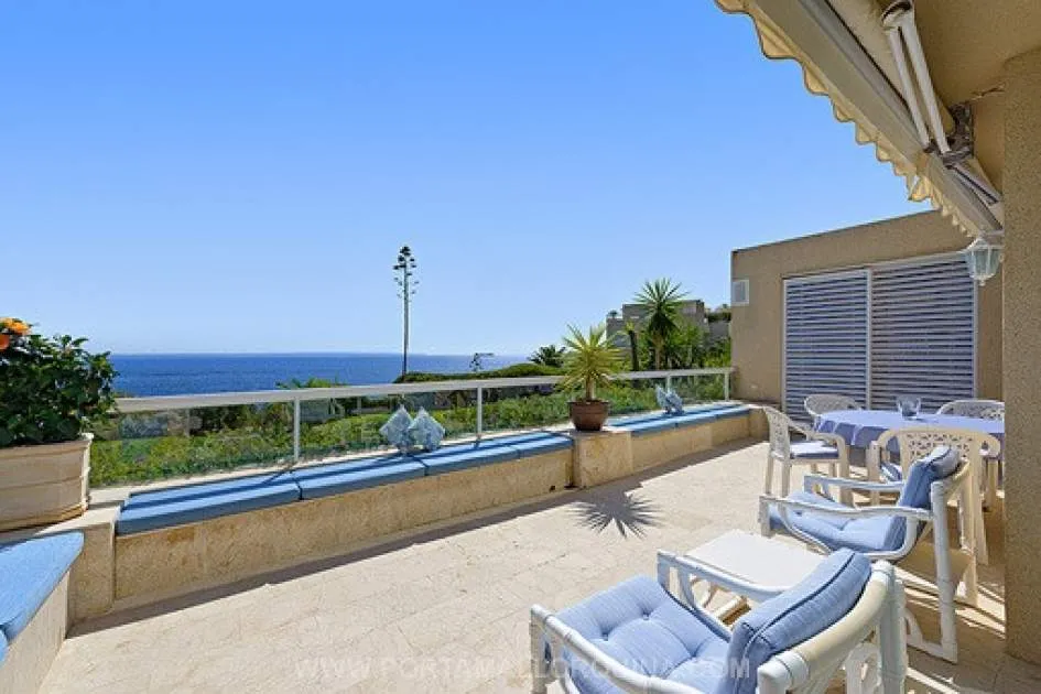 Beautiful 100 sqm apartment with large sun terrace directly by the sea in Cala Vinyas
