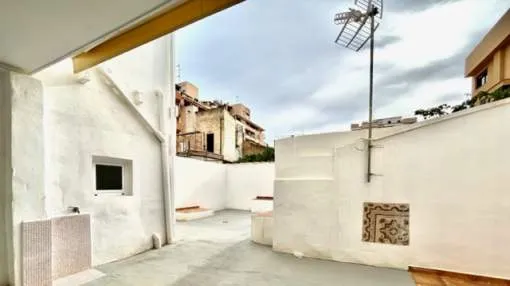 Unfurnished first floor apartment with large patio and bike storage in Palma