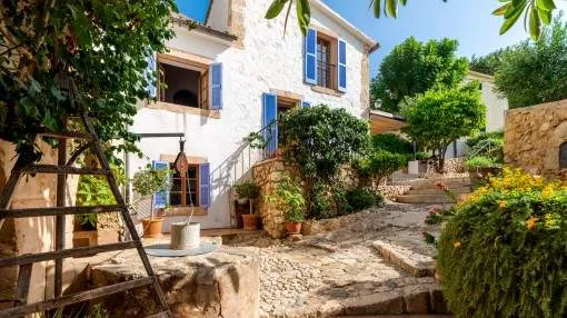 Beautiful villa with finca flair, 2 separate guest studios and pool in a desirable residential area in Bonanova Beautiful villa with finca flair, 2 separate guest studios and pool in a desirable residential area in Bonanova