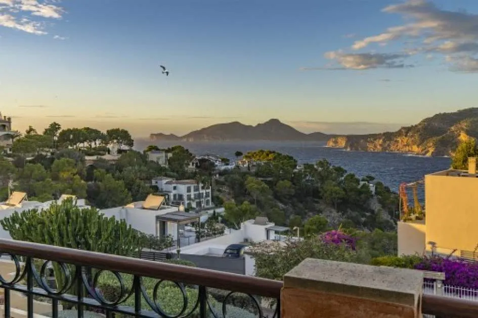 Charming penthouse with spectacular panoramic views in an enchanting residential complex in Port d'Andratx