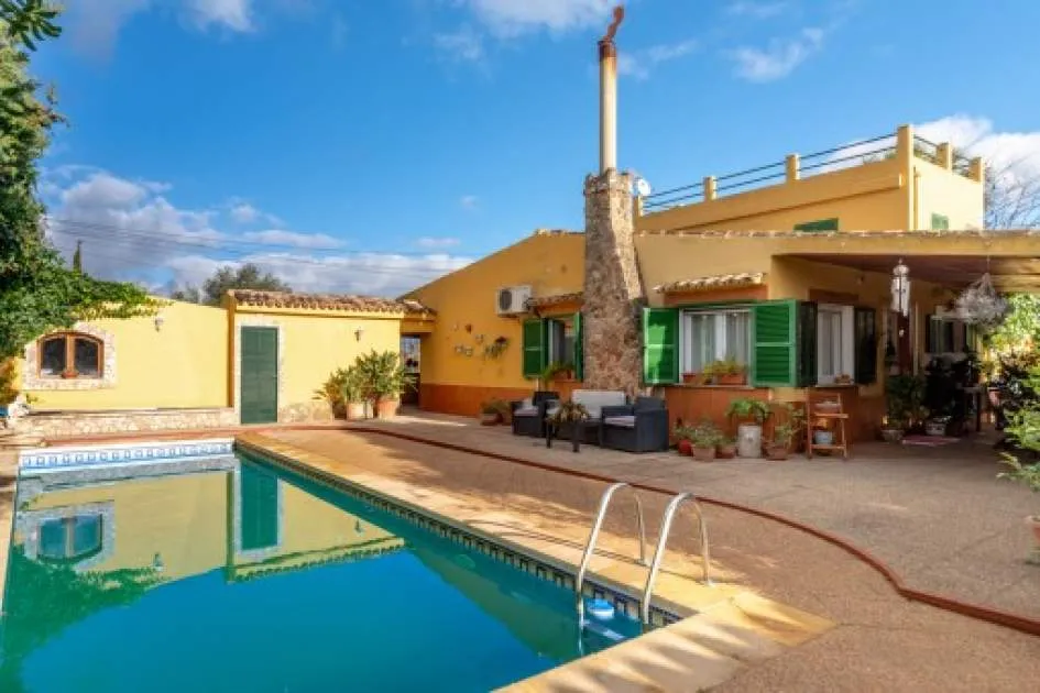 Country-house with pool quietly situated near to Consell