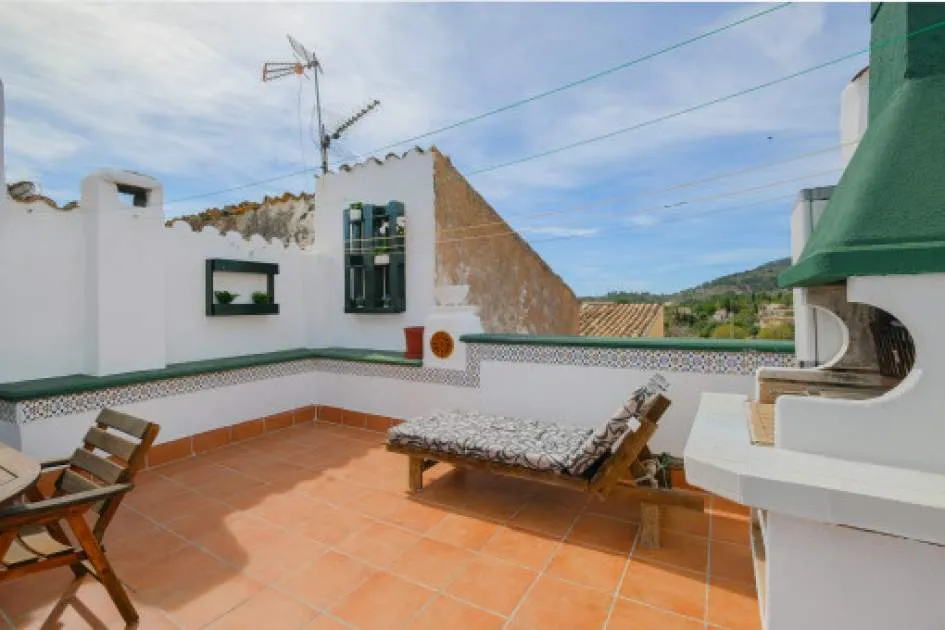 Village-house with roof terrace and garage in Alaró