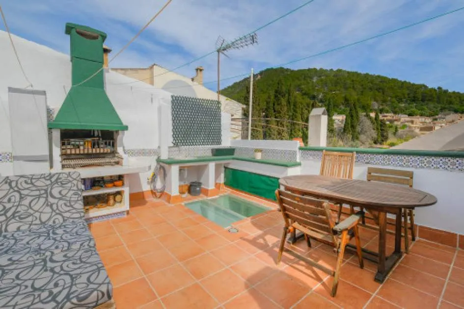 Village-house with roof terrace and garage in Alaró