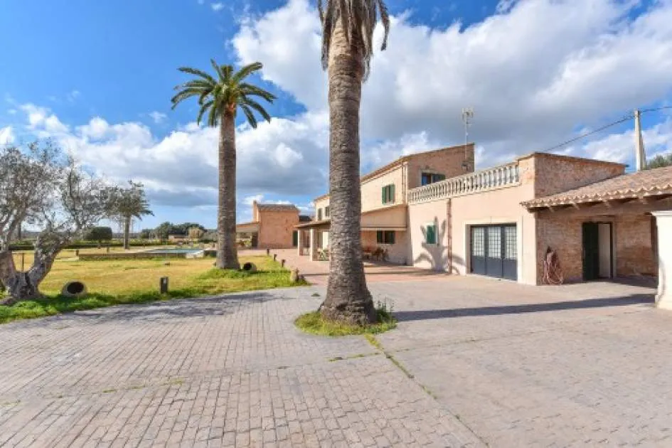 Mediterranean natural-stone finca with pool and touristic rental licence on the outskirts of Santanyi