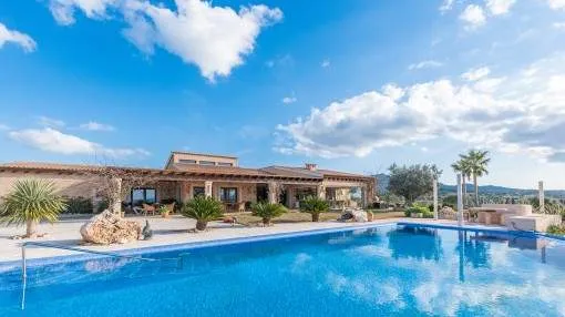 Very spacious, one-level family-finca with heated infinity pool and wonderful panoramic views in Son Prohens