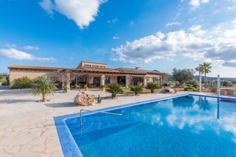 Very spacious, one-level family-finca with heated infinity pool and wonderful panoramic views in Son Prohens