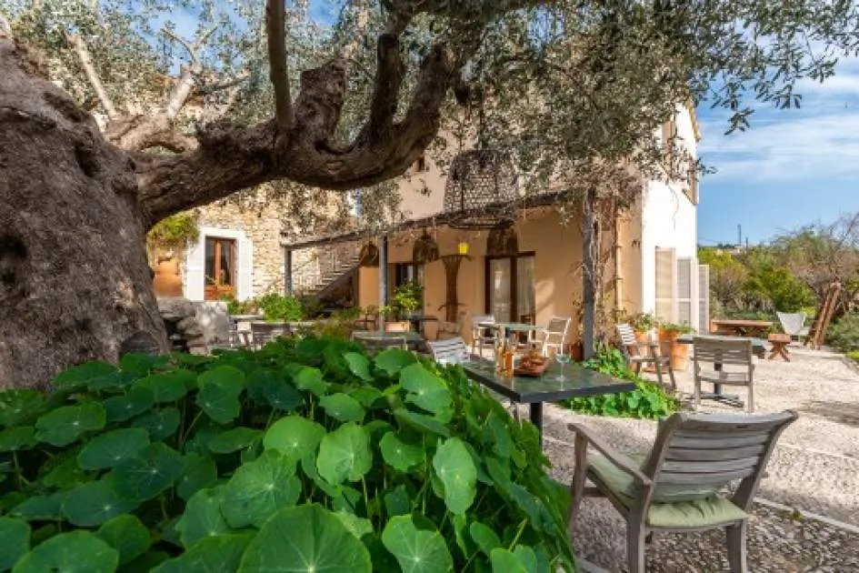 Enchanting boutique hotel with large garden, pool and parking in Lloseta