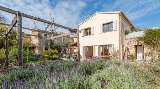 Enchanting boutique hotel with large garden, pool and parking in Lloseta Enchanting boutique hotel with large garden, pool and parking in Lloseta