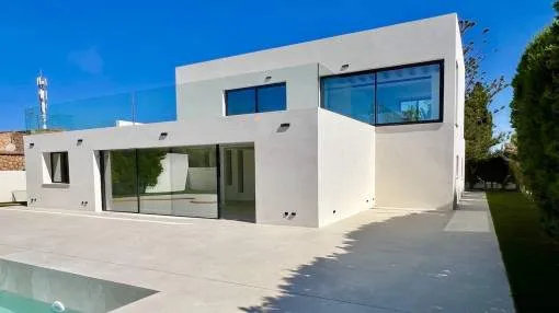 Modern newly-built chalet in a popular residential area in Bahia Grande
