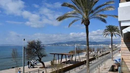 Partly-furnished sea-view apartment on the first sea line in Molinar Partly-furnished sea-view apartment on the first sea line in Molinar