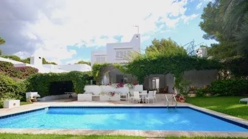 Large villa with pool in the old-town district of Cala d'Or only a few steps from the beach