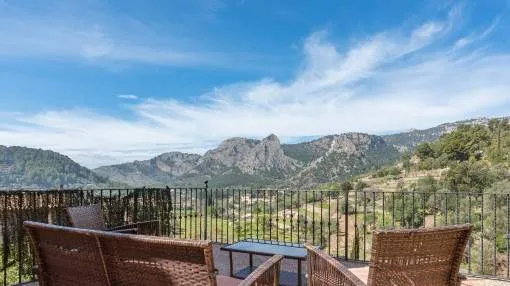 Two Mallorcan houses with typical stone facades and spectacular panoramic views in Bunyola Two Mallorcan houses with typical stone facades and spectacular panoramic views in Bunyola