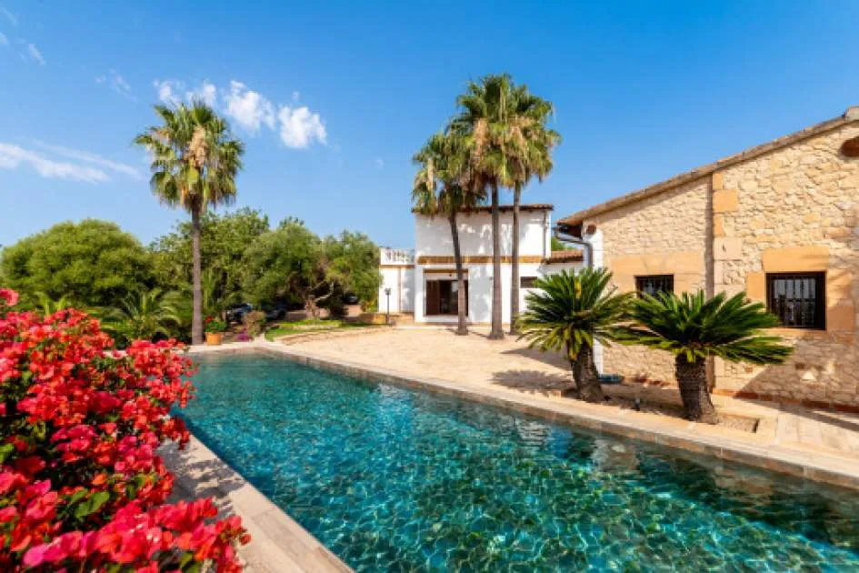 Luxurious finca with breathtaking views of the Tramuntana mountains with touristic licence