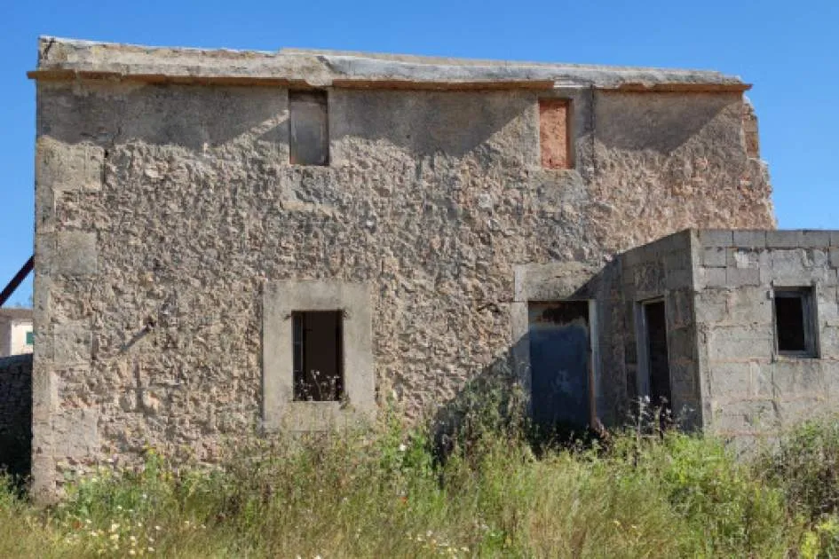 Traditional natural-stone finca with approved renovation project and pool near to the Es Trenc natural park