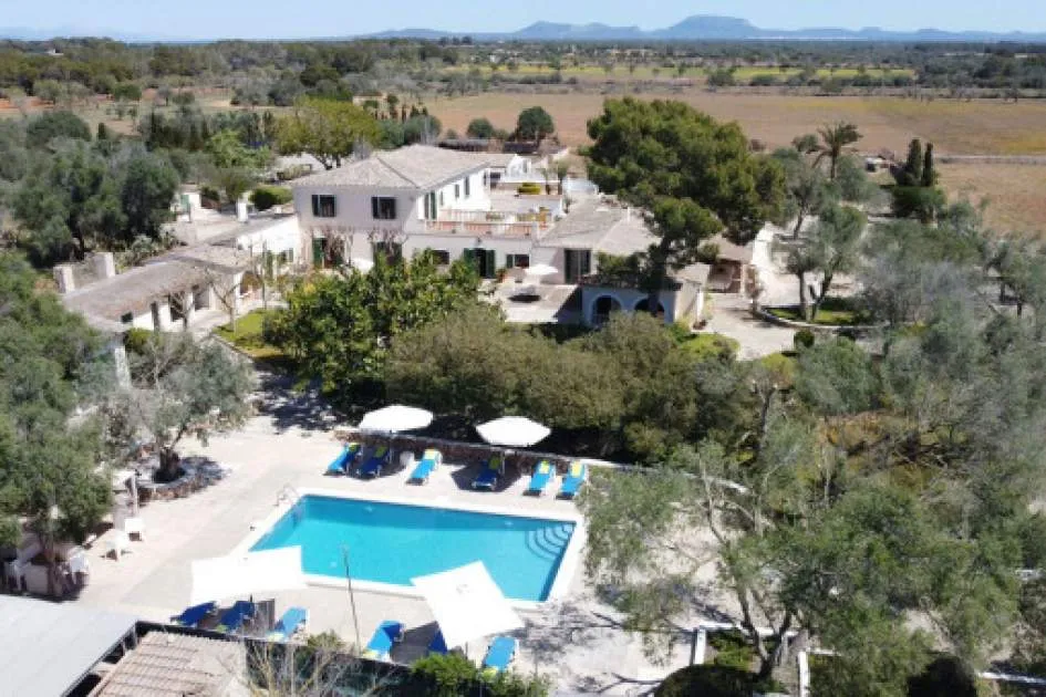 Traditional Mallorcan country hotel for 18 guests close to the coast near Sa Torre