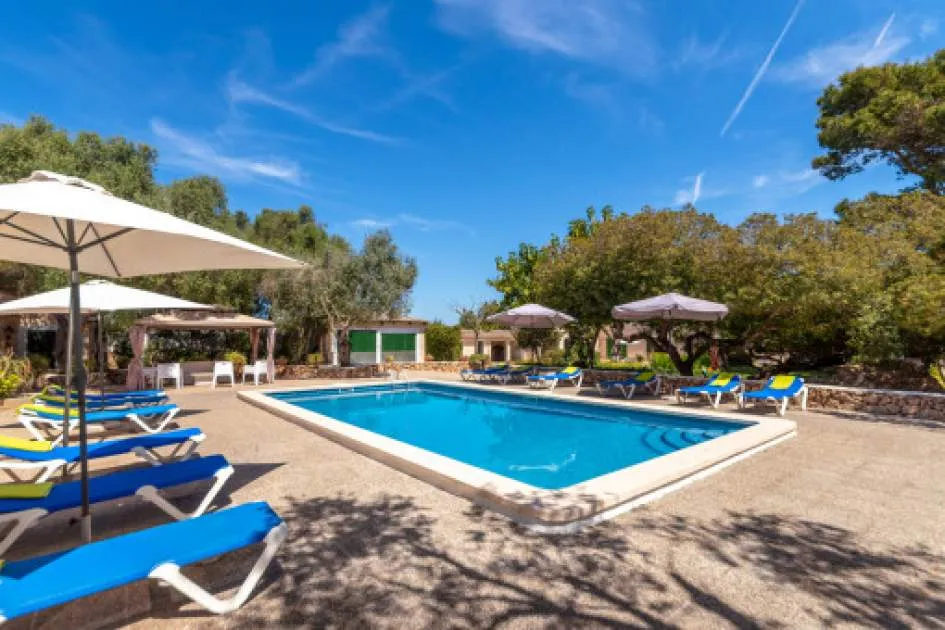 Traditional Mallorcan country hotel for 18 guests close to the coast near Sa Torre